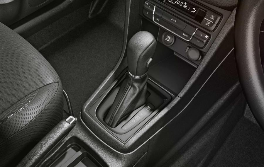 Детали интерьера Maruti-Suzuki Vitara Brezza 2020 года  (фото 2 из 7)